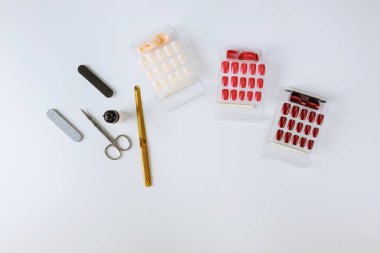 Farklı renkte çivi paleti. Çivi dizaynı için bahşiş kavanozu.