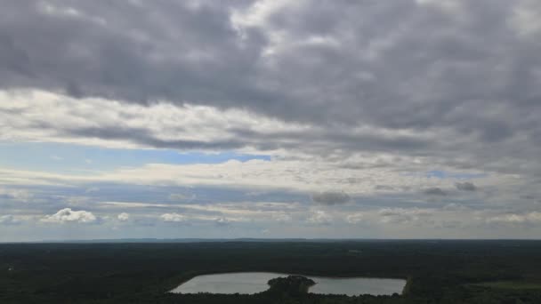 Voando através da bela paisagem ensolarada céu nublado pitoresca timelapse de nuvens brancas fofas movendo-se suavemente no céu azul — Vídeo de Stock