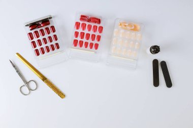 Profesyonel manikür, tırnak teknisyenlerinin dolabına çok renkli tırnak yapıştırma hazırlığı..