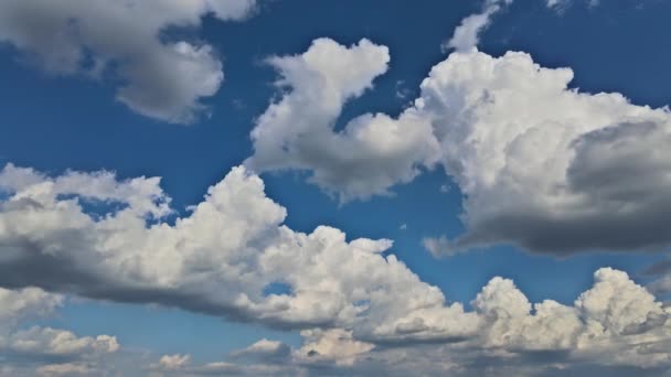 Ruch chmury puszyste puszyste białe chmury niebo czas upływa powoli ruchome chmury. — Wideo stockowe