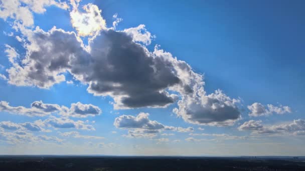 Powoli poruszająca się biała chmura w horyzoncie lato jasny niebieski wispy niebo w słonecznym świetle piękne relaksujące zachmurzenie krajobraz timelapse — Wideo stockowe