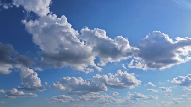 Flug durch bewegliche Wolkenlandschaft im Zeitraffer Wolken mit der Nachmittagssonne — Stockvideo