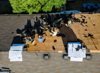 Roofer tamiri hasar görmüş ve yenilenmesi gereken kiremitleri değiştirin