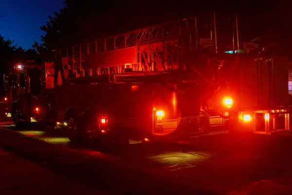 Blinkande Nödljus Röd Brandbil Skymningen Staden — Stockfoto