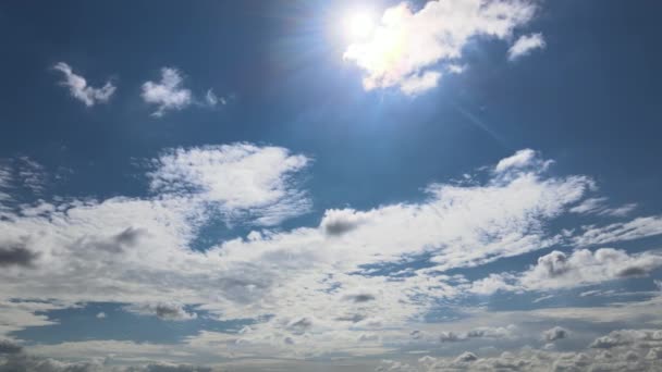 Ciel bleu nuages blancs timelapse belle au ciel nuageux de lumière du soleil pelucheux beau paysage nuageux relaxant — Video