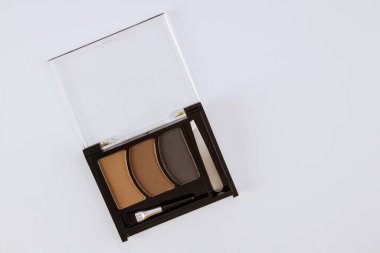 İzole edilmiş beyaz arkaplanda göz çizgilerinde çok renkli göz farı vardı.