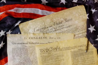 Amerika 'nın Bağımsızlık Bildirgesi ile ilgili tarihi Washington DC belgeleri 4 Temmuz 1776' da ABD bayrağında