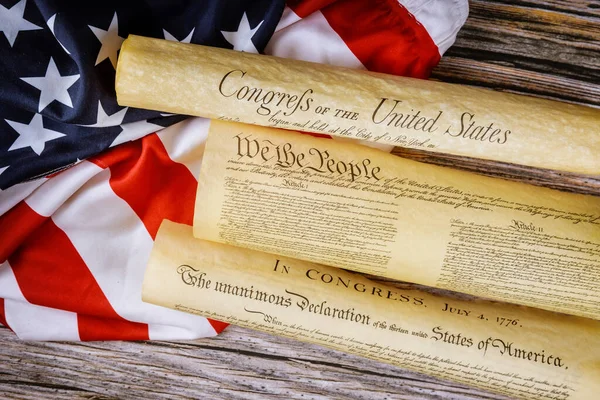 封锁一份美国宪法文件的副本我们 举着美国国旗的人民 — 图库照片