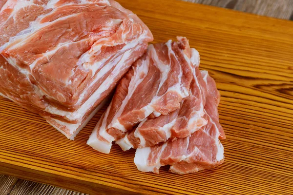 Pedaços Carne Porco Fresca Crua Com Uma Tábua Madeira — Fotografia de Stock