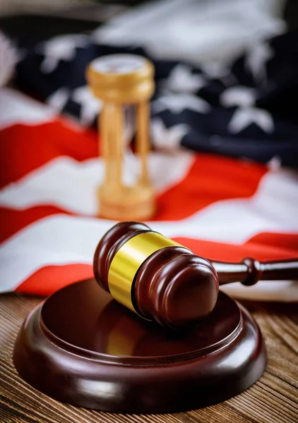 Drewniany Sędzia Uderza Amerykańską Flagę Urzędu Sprawiedliwość Prawo — Zdjęcie stockowe