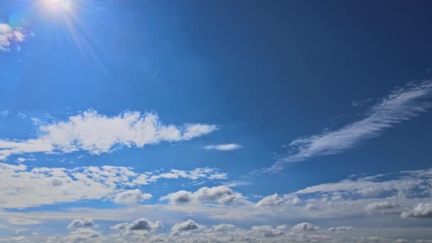 Blauer Himmel mit Wolken und Sonne im Zeitraffer — Stockvideo