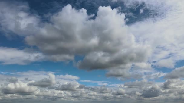 Λευκά σύννεφα με μπλε άποψη του ουρανού timelapse — Αρχείο Βίντεο