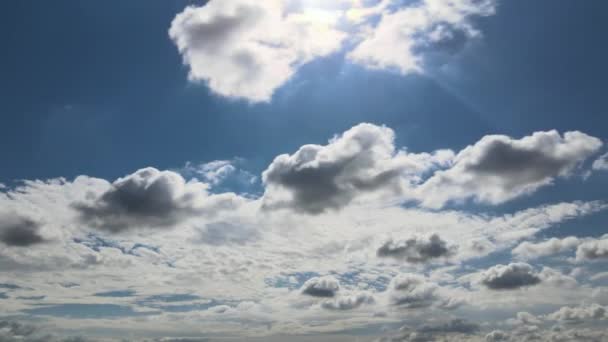 Cumulus nuage ciel bleu et blanc nuage ensoleillé vue journalière de timelapse — Video