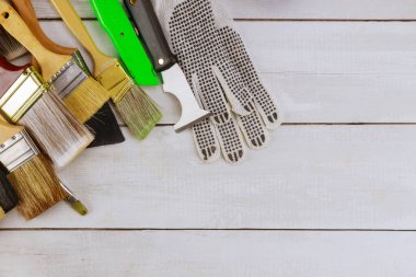 Boya yapmak için çeşitli nesneler eldiven olarak kullanılıyor. Boya fırçaları onarıma hazırlanıyor.