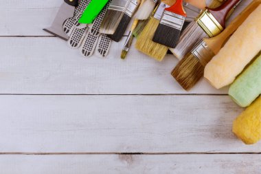 Boya aletleri çeşitli boya fırçaları ahşap masa üzerinde yuvarlanan