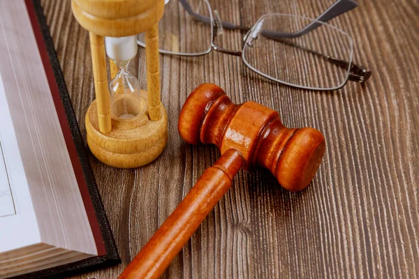 Open Wet Boek Met Een Houten Rechter Hamer Tafel Een — Stockfoto