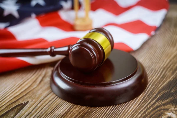 Amerikai Ügyvédek Amerikai Ügyvédi Irodában Homoküveg Bíró Kalapácsával Amerikai Zászlós — Stock Fotó