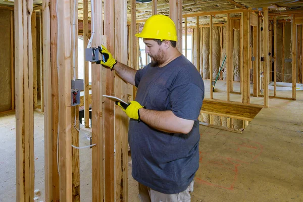 Inspector Homem Inspeciona Casa Sistemas Elétricos Eletricista Uma Casa Construção — Fotografia de Stock