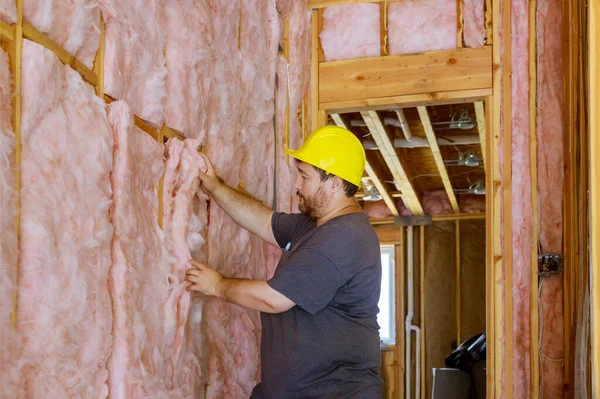 Άνθρωπος Εγκατάσταση Θερμομονωτικό Στρώμα Κάτω Από Τον Τοίχο Χρησιμοποιώντας Ορυκτό — Φωτογραφία Αρχείου