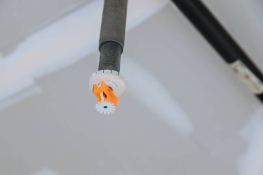 Yangın söndürme ekipmanları tavanda otomatik yangın söndürme fıskiyesi seçili odak fıskiyesi.