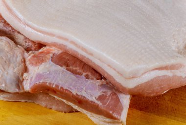 Arka planda domuz yağı için tuzlanmış taze çiğ domuz yağı.