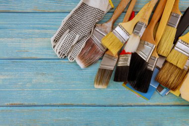 Çalışma tablosu yenileme çeşitli boyut fırça boya araçları renk paleti renk seçimi ile