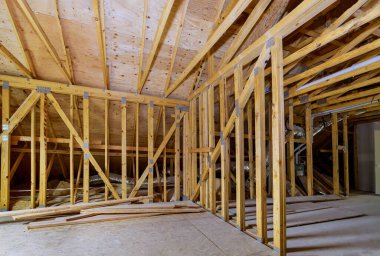 Çerçeve duvarları çerçeve iskeletinin tavan arasını içeriden inşa ediyor.