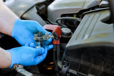 Otomatik tamir servisinde çalışan akü yerine tamirci..