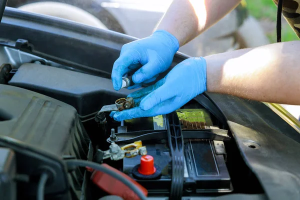 Mechaniker Repariert Autoreparaturstation Ersatz Autobatterie Einsatz Mit Softfokus — Stockfoto