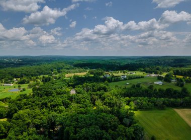 Dağların yüksekliğinden toplanan çimen çayırlarının yeşil tarlaları mavi gökyüzü çok güzeldir..