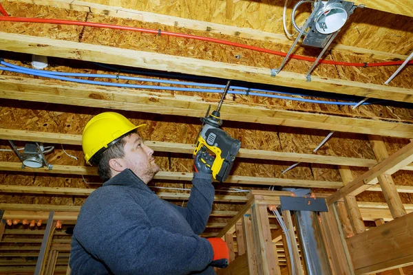 Homem Carpinteiro Furos Brocas Trabalho Para Fios Elétricos Com Teto — Fotografia de Stock