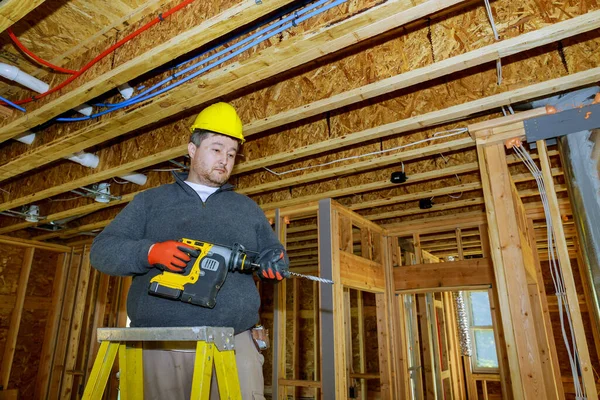 Estrutura Interior Uma Nova Casa Construção Trabalhador Broca Buraco Teto — Fotografia de Stock