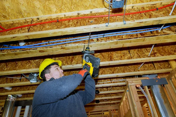 Bâtisseur Perceuses Trou Outil Avec Plafond Bois Poutre Cadre Câblage — Photo