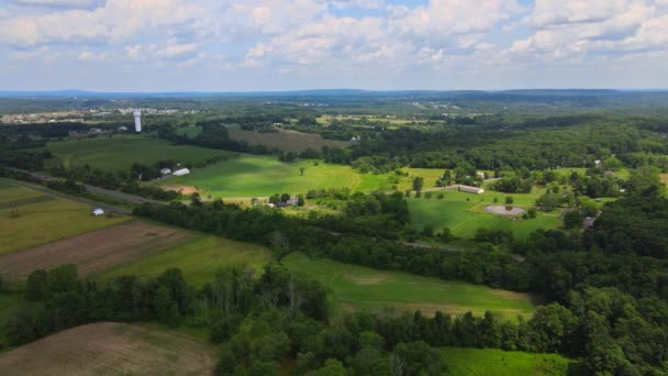 高空中俯瞰土地的田野和草地- -美国宾夕法尼亚Pocono森林村 — 图库视频影像