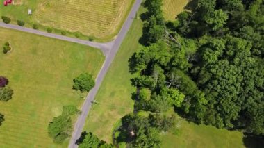 Köyün tepesinden gökyüzü manzaralı evler sokak tarlaları, yazın çayırları ve Pocono Pennsylvania ABD ormanları.