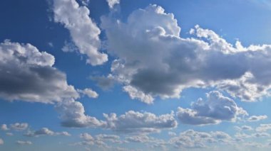 Beyaz kabarık bulutlar üzerinde mavi gökyüzü arka planı İnanılmaz zaman ayarlı