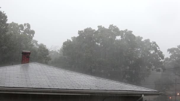 Silný déšť, proud dešťové vody z domu střecha přeteče ve městě v létě — Stock video
