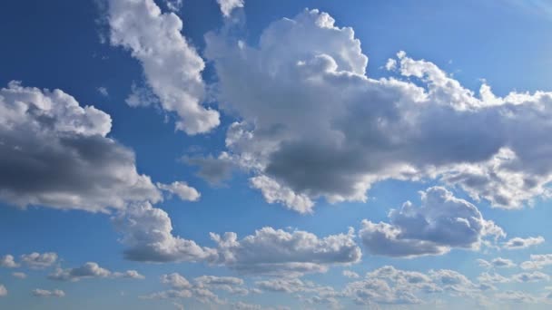 Синій фон неба на білих пухнастих хмарах дивовижний часовий пояс — стокове відео