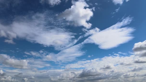 青空の下での美しいふわふわの雲驚くべきタイムラプス — ストック動画