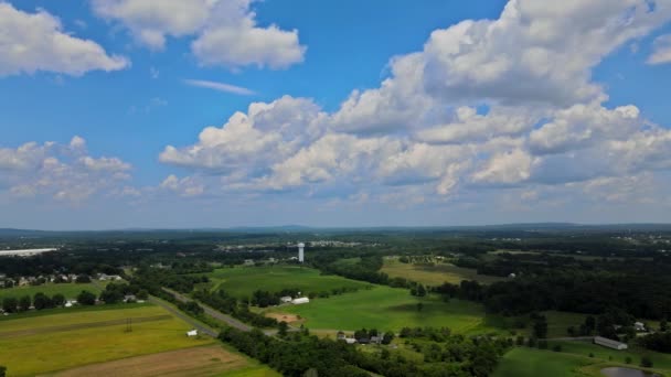 Feld mit grünen mit Graswiesen auf einer sonnigen Tageslandschaft in den Pocono Mountains Pennsylvania USA — Stockvideo