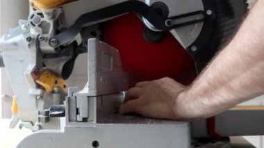 İşçi elektrikli testere ile tahta süpürgelik kesti.