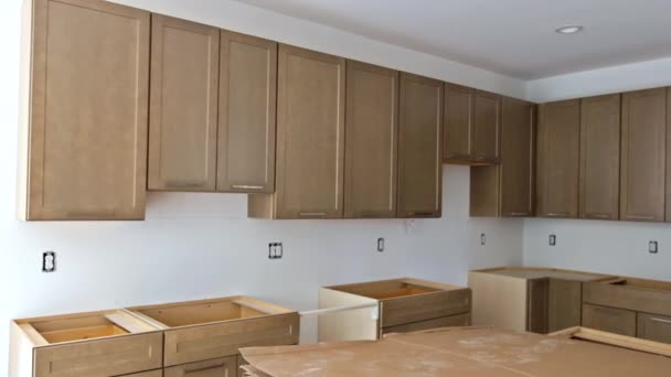 Blinde Schubladen und Theke zum Einbau von Schränken in der Küche des neuen Hauses — Stockvideo