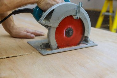 Ahşap işçiliğinde elektrikli testere ile kereste fabrikasında çalışan profesyonel katılımcının yakın çekimi..