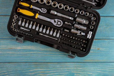 Ahşap bir arka planda araba tamircisi için anahtarlı kombinasyon anahtar takımı.