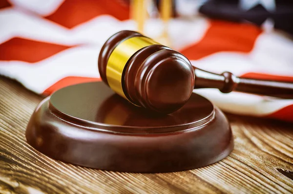 Usa Prawnicy Kancelarii Prawnej Usa Młotkiem Sędziego Amerykańskiej Fladze Drewniany — Zdjęcie stockowe