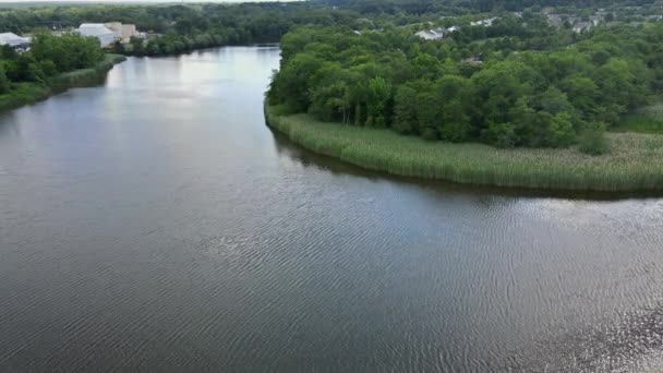 Vue aérienne des quartiers résidentiels le long de la rivière avec des maisons privées — Video