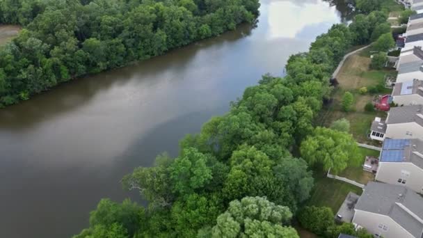 Vista aérea da cidade ao longo do rio com áreas residenciais de casas particulares — Vídeo de Stock
