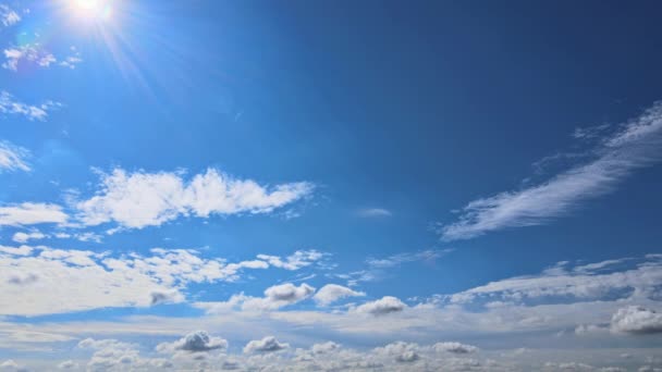 Красивые густые пушистые облака удивительный временной график мягкие белые облака движущиеся медленно облака голубое небо с солнцем — стоковое видео