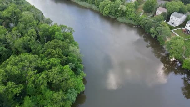 Stadtbild von Wohnhäusern auf dem Dach mit einem Stadtgebiet entlang des Flusses — Stockvideo