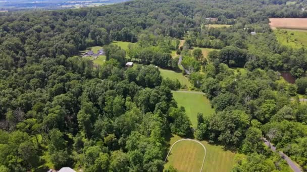 Gyönyörű panoráma táj magasságából a zöld mező ellen az erdőben Pocono Pennsylvania USA — Stock videók